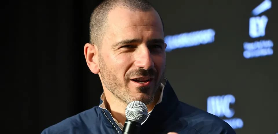 Hombre hablando en un evento con micrófono