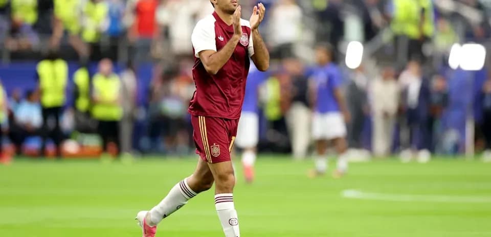 Jugador aplaudiendo al público tras el partido