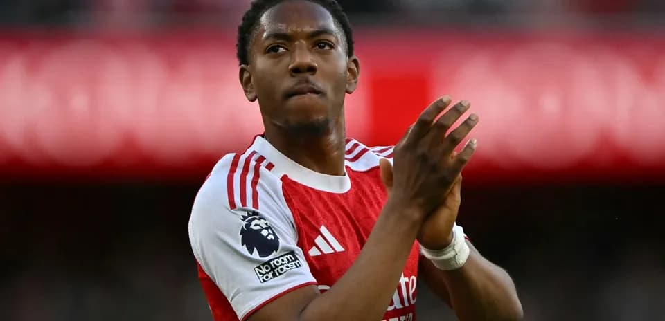 Jugador de Arsenal aplaudiendo al público