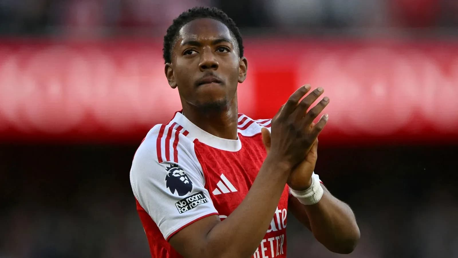 Jugador de Arsenal aplaudiendo al público