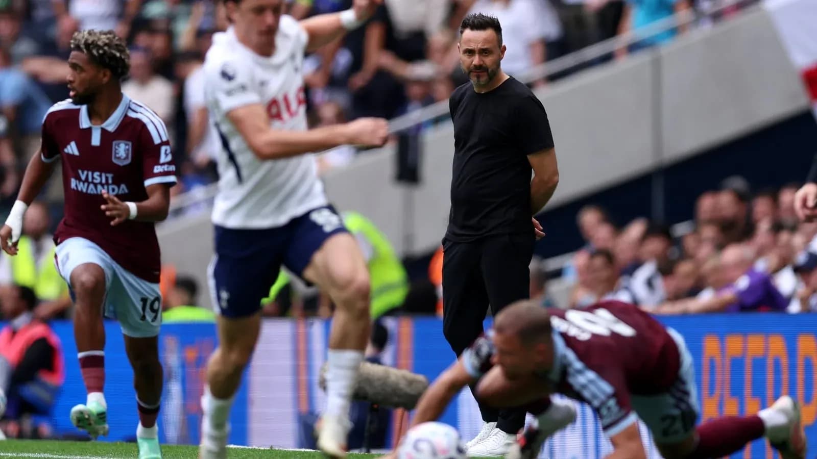 Jugadores de Aston Villa y Tottenham en acción