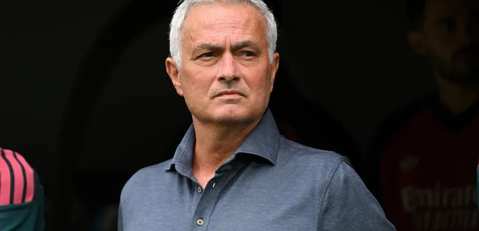 Entrenador observando desde la línea de banda