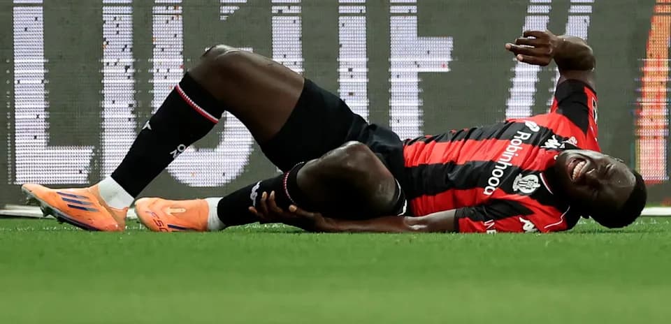 Jugador tendido en el campo tras una lesión
