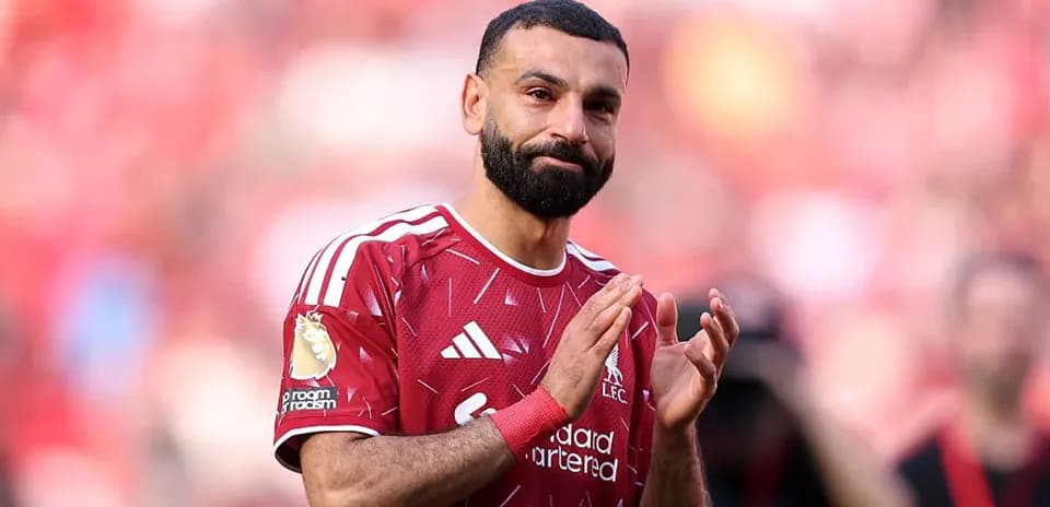 Jugador aplaudiendo con camiseta del Liverpool