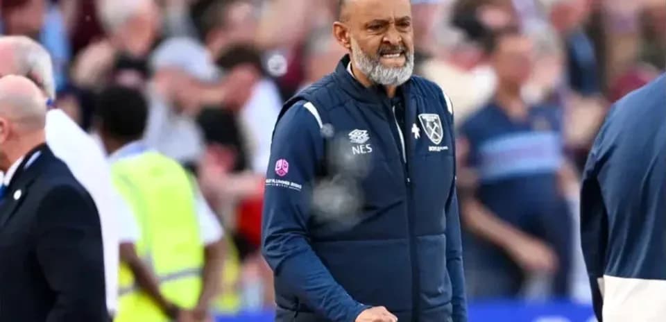 Entrenador celebrando en el banquillo durante partido