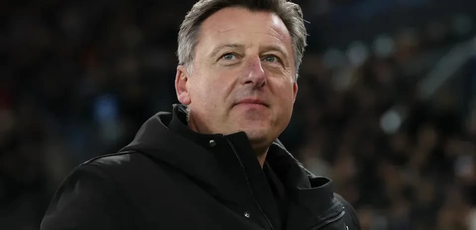 Entrenador observando el partido desde la banda