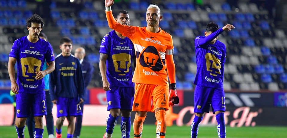 Jugadores de Pumas saludando al público