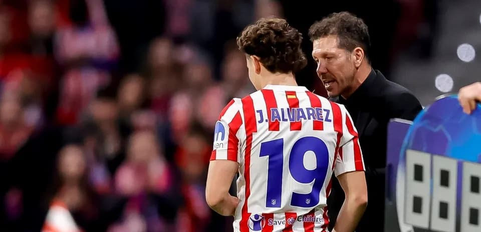 Entrenador habla con jugador J. Álvarez en el partido