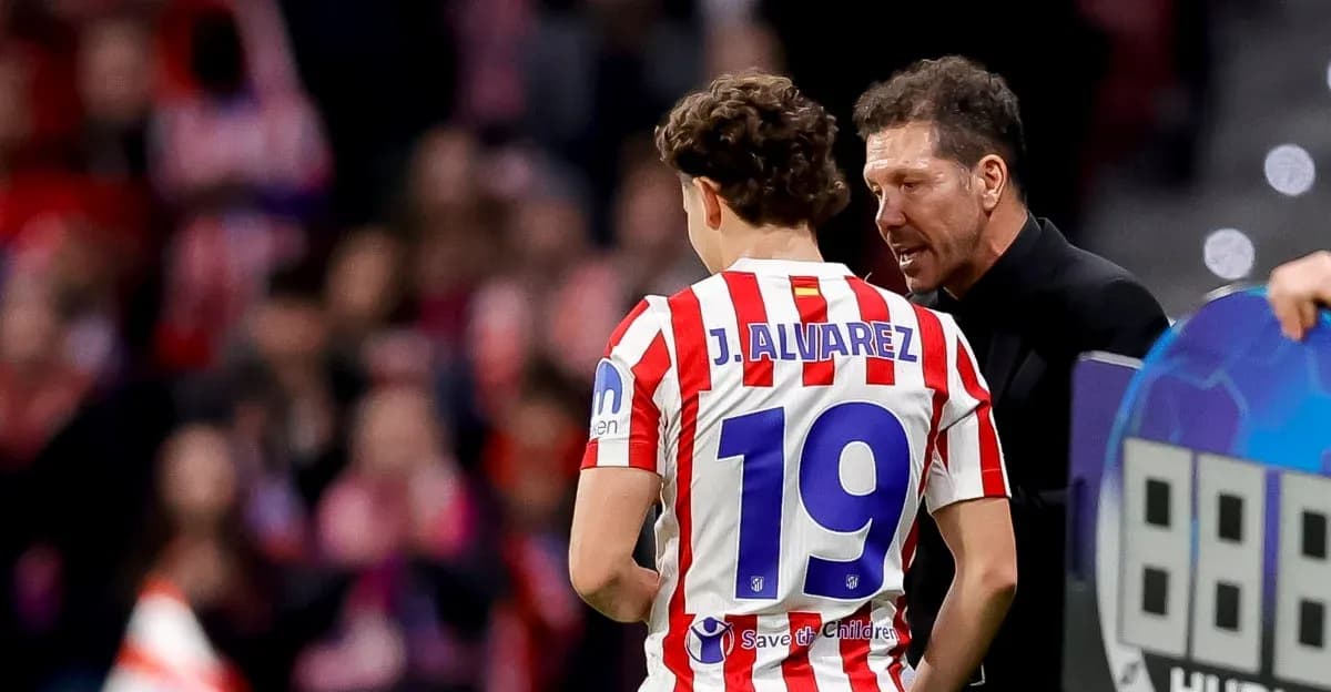 Entrenador habla con jugador J. Álvarez en el partido