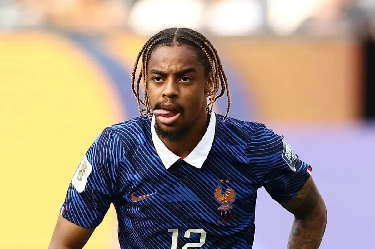 Jugador de Francia corriendo durante un partido