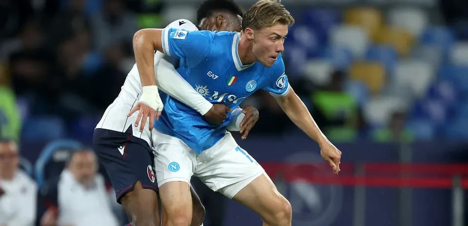 Jugador de Napoli luchando por el balón en partido