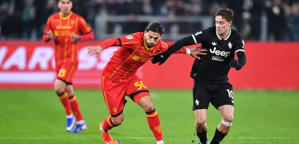 Jugadores de Lecce y Juventus en acción