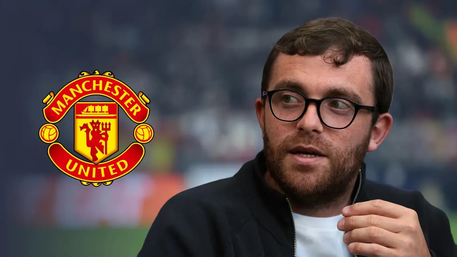 Hombre hablando con el logo de Manchester United