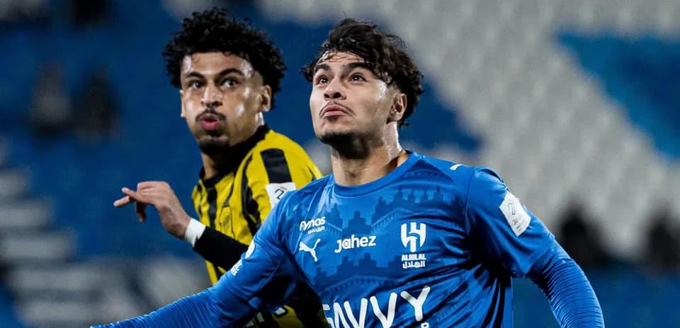 Jugadores de Al Hilal e Ittihad en acción durante el partido