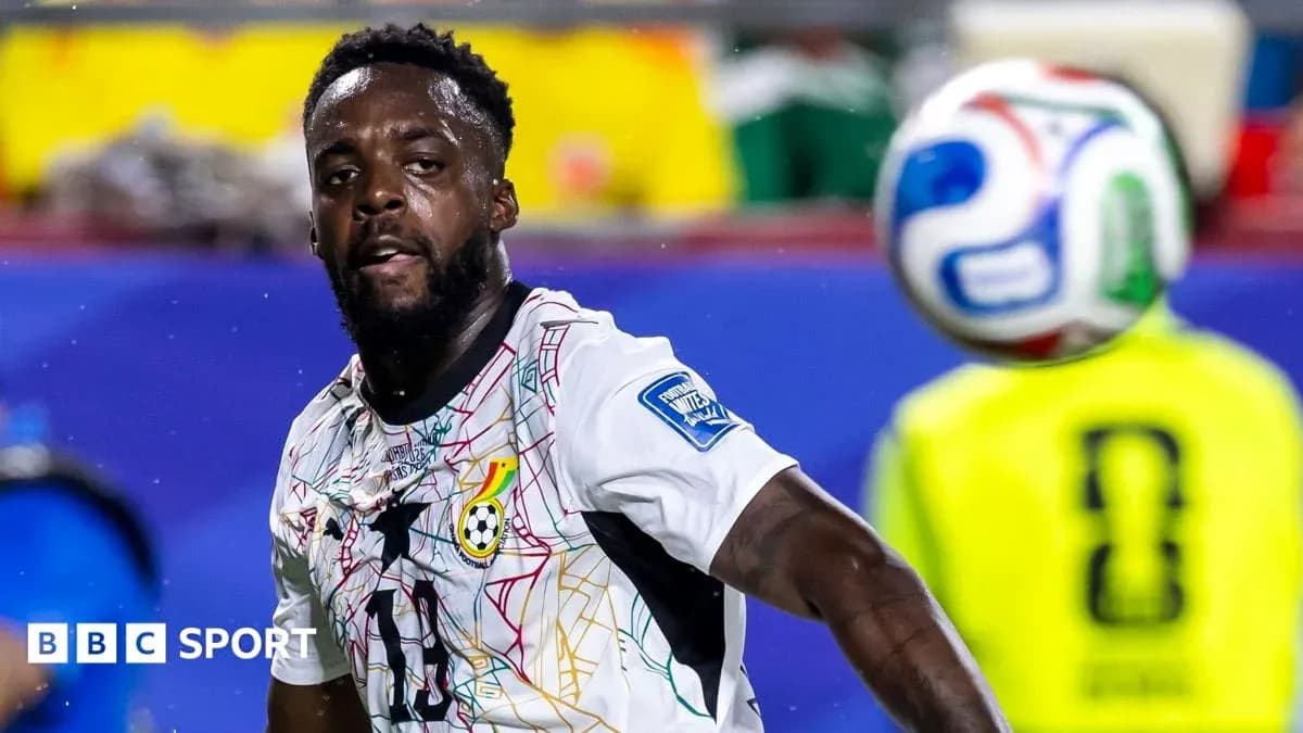 Jugador de Ghana controlando el balón en el campo