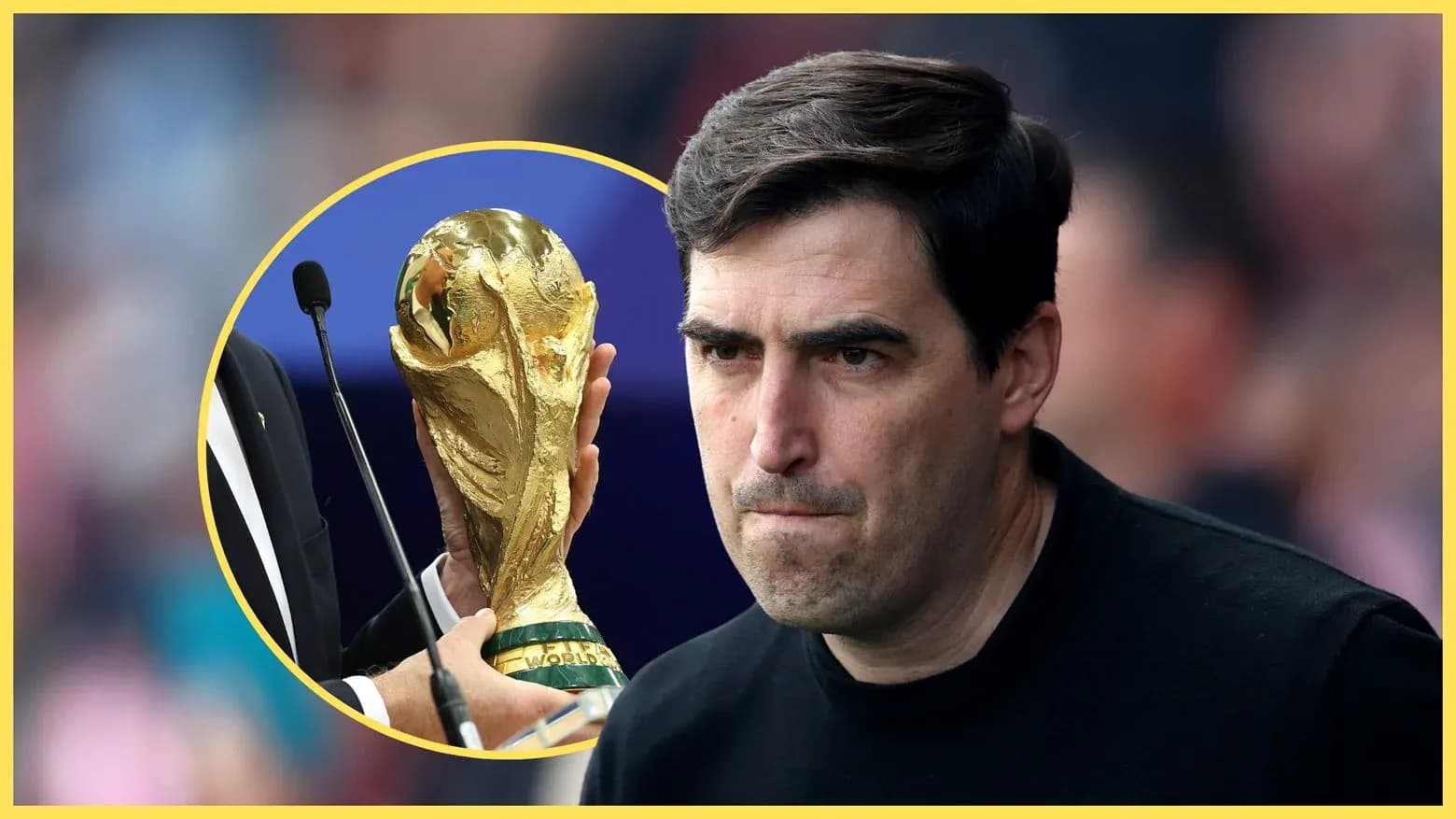 Entrenador mirando mientras se sostiene la Copa del Mundo