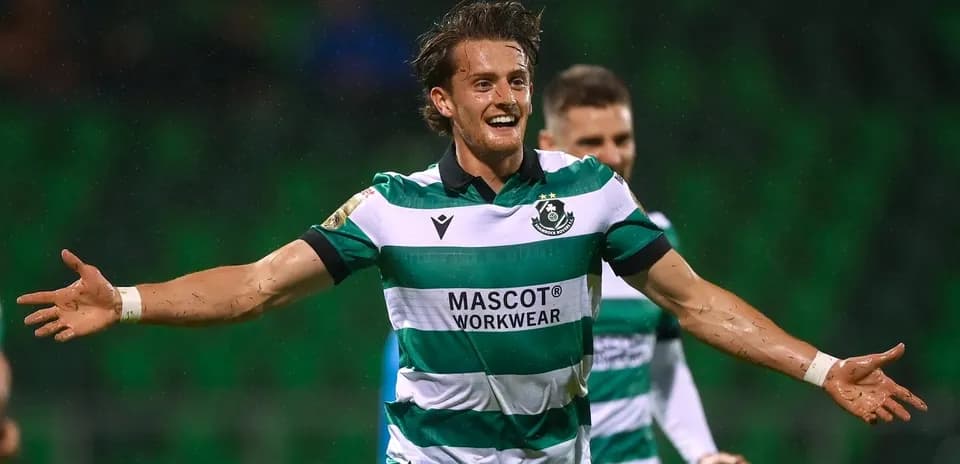 Jugador de fútbol celebrando un gol en el campo