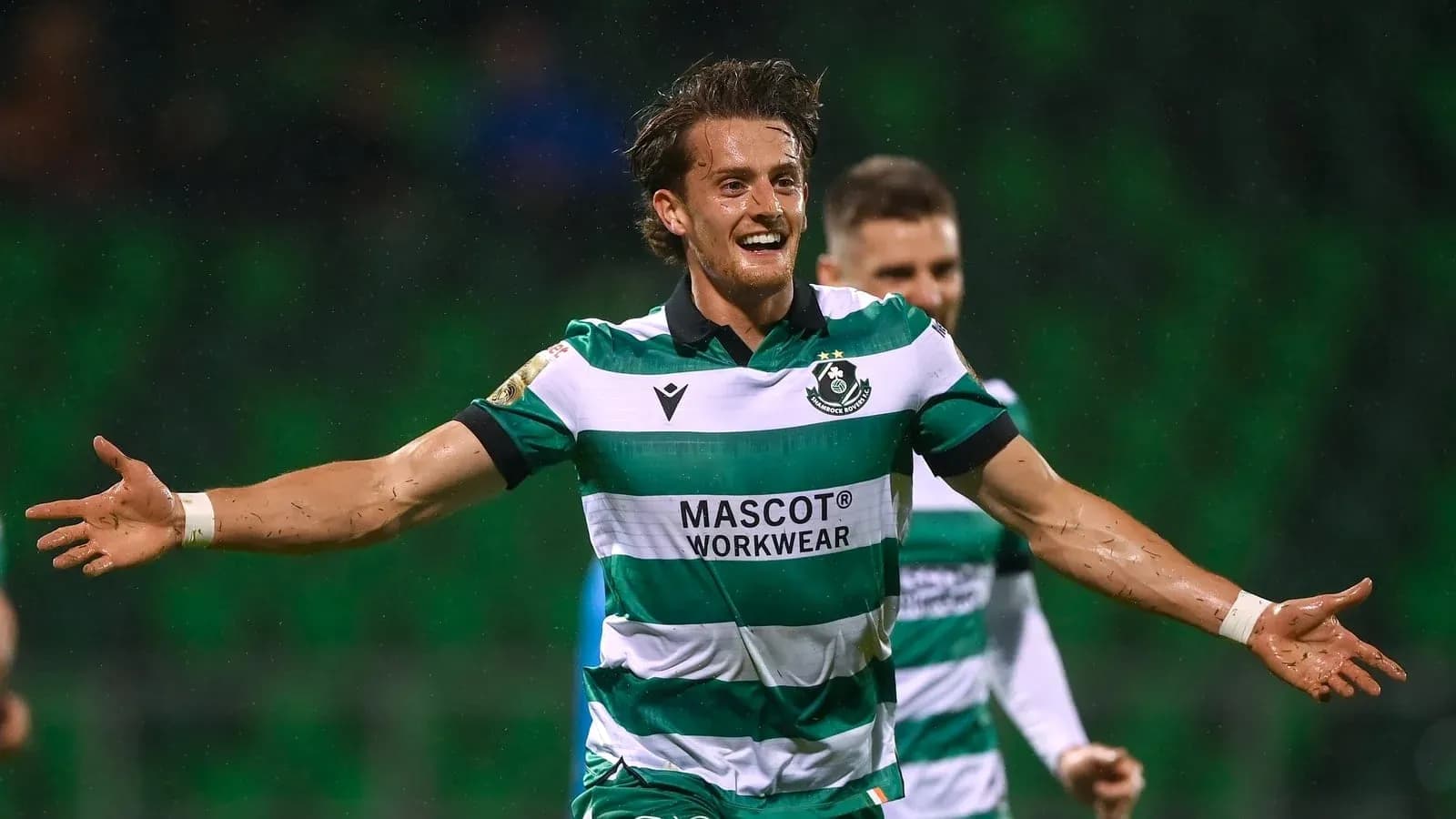 Jugador de fútbol celebrando un gol en el campo