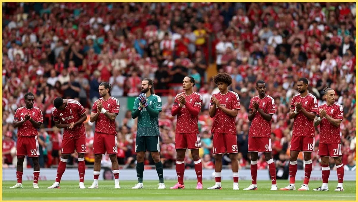 Jugadores de Liverpool aplaudiendo en el campo