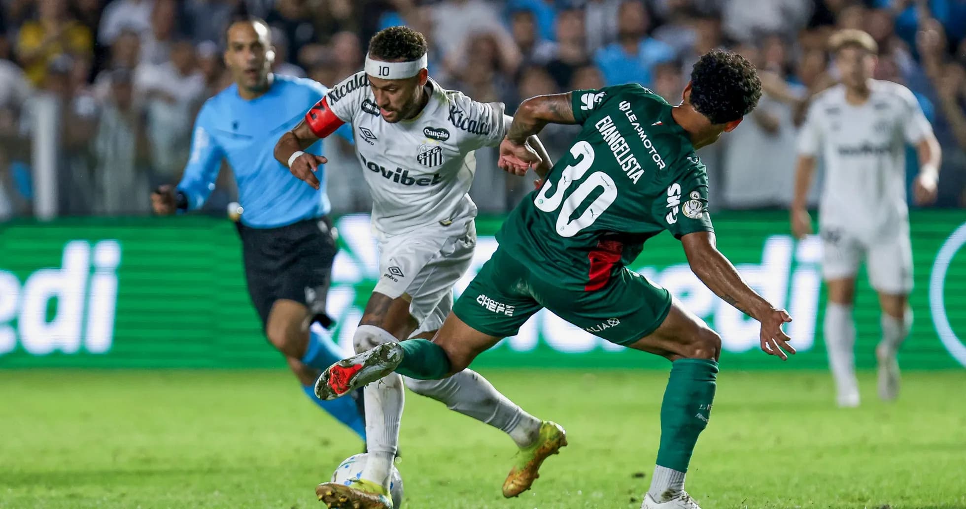 Jugador de Santos eludiendo a defensor durante el partido