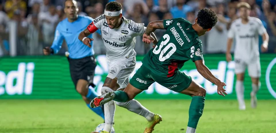 Jugador de Santos eludiendo a defensor durante el partido