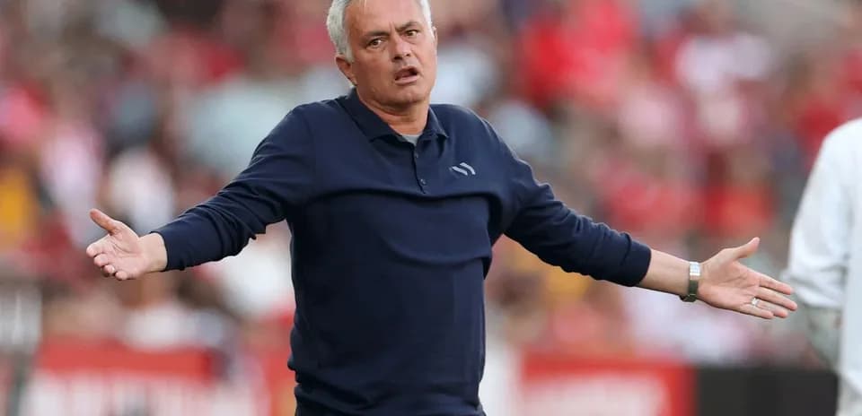 Entrenador gesticulando durante el partido