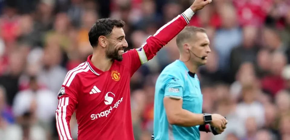 Bruno Fernandes celebrando con el árbitro durante un partido