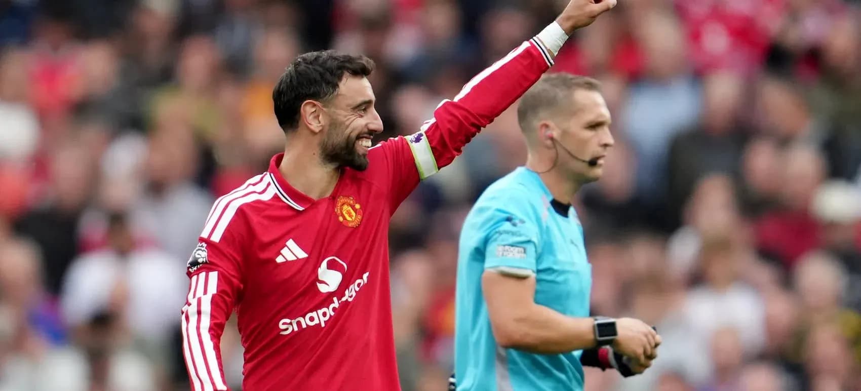 Bruno Fernandes celebrando con el árbitro durante un partido