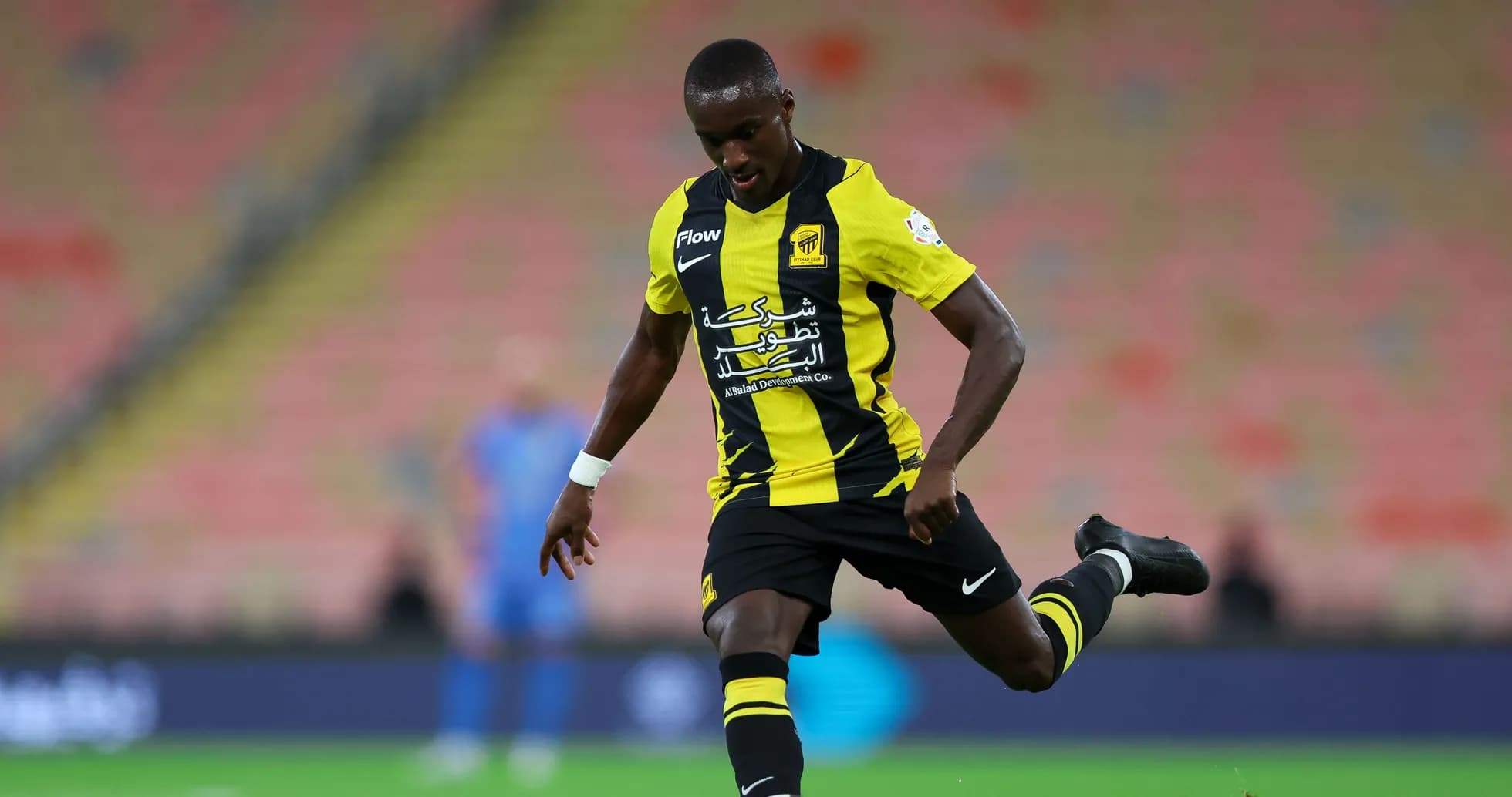 Jugador de Ittihad disparando el balón en el estadio