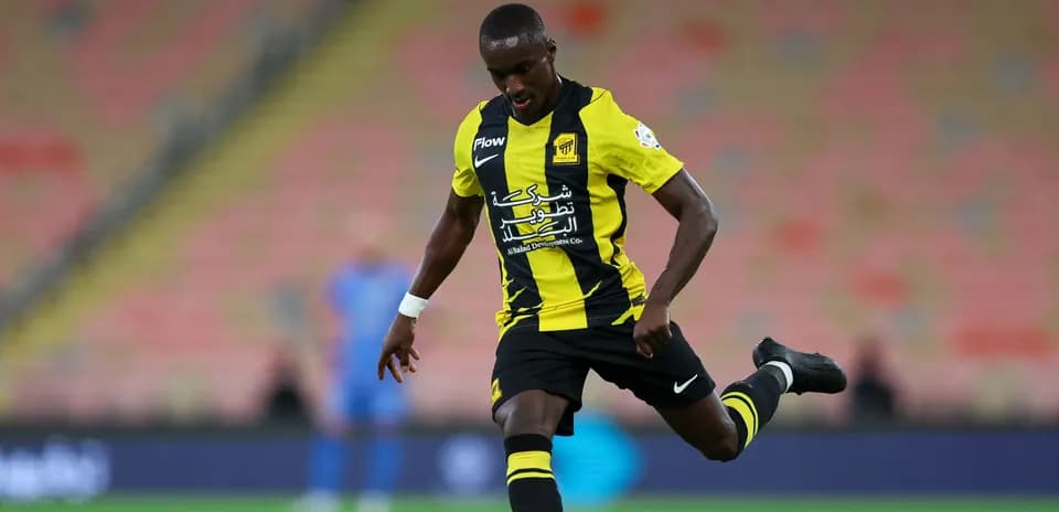Jugador de Ittihad disparando el balón en el estadio
