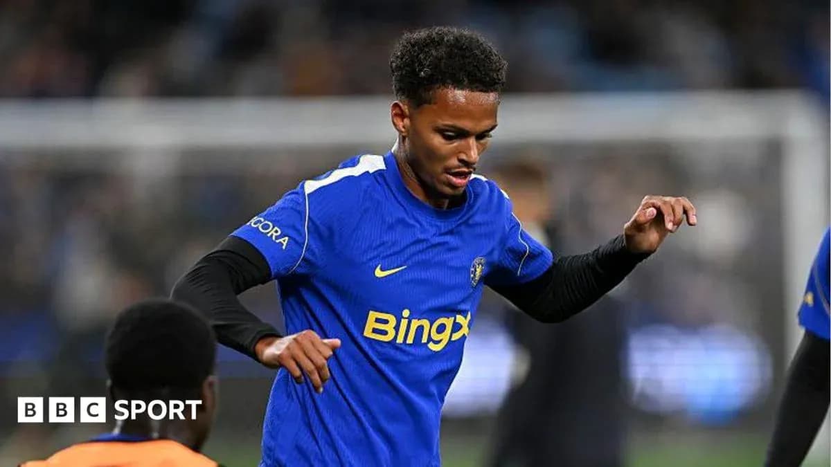 Jugador entrenando con uniforme azul antes del partido