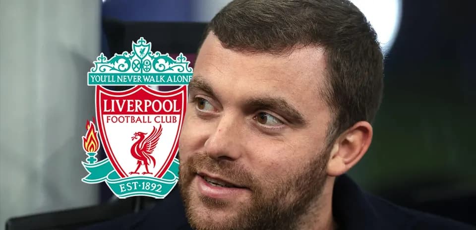 Persona junto al logo del Liverpool Football Club