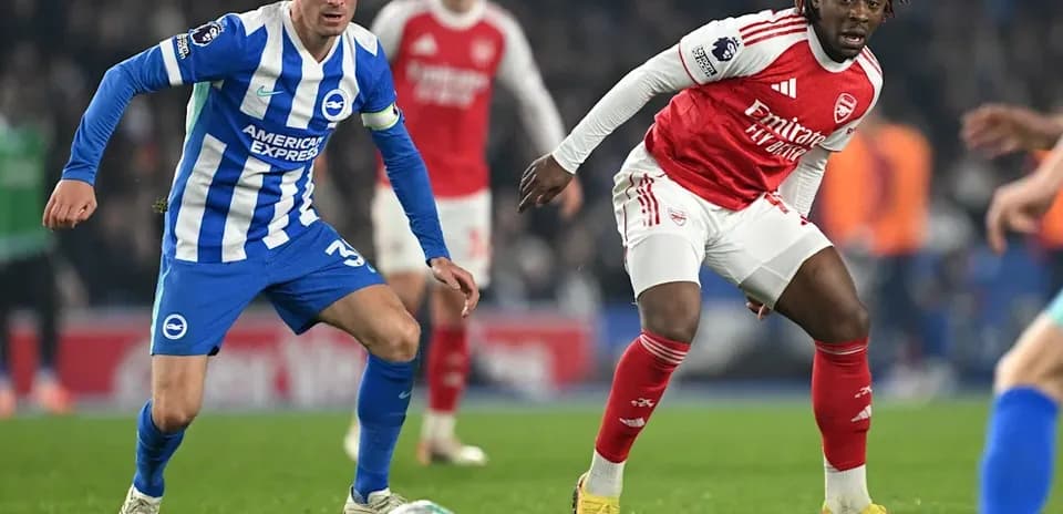 Jugadores de Brighton y Arsenal luchando por el balón