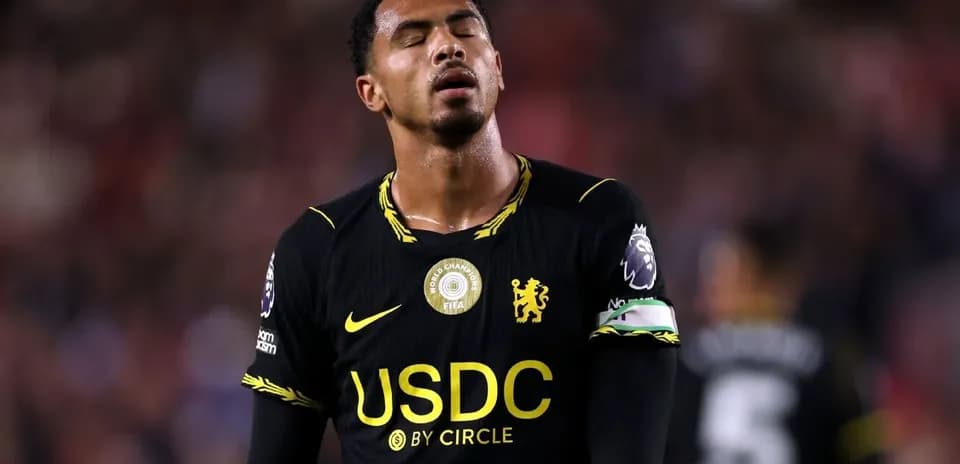 Jugador de Chelsea con camiseta negra en el campo