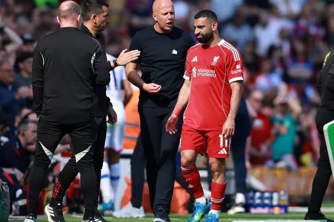 Mohamed Salah saliendo del campo con entrenadores