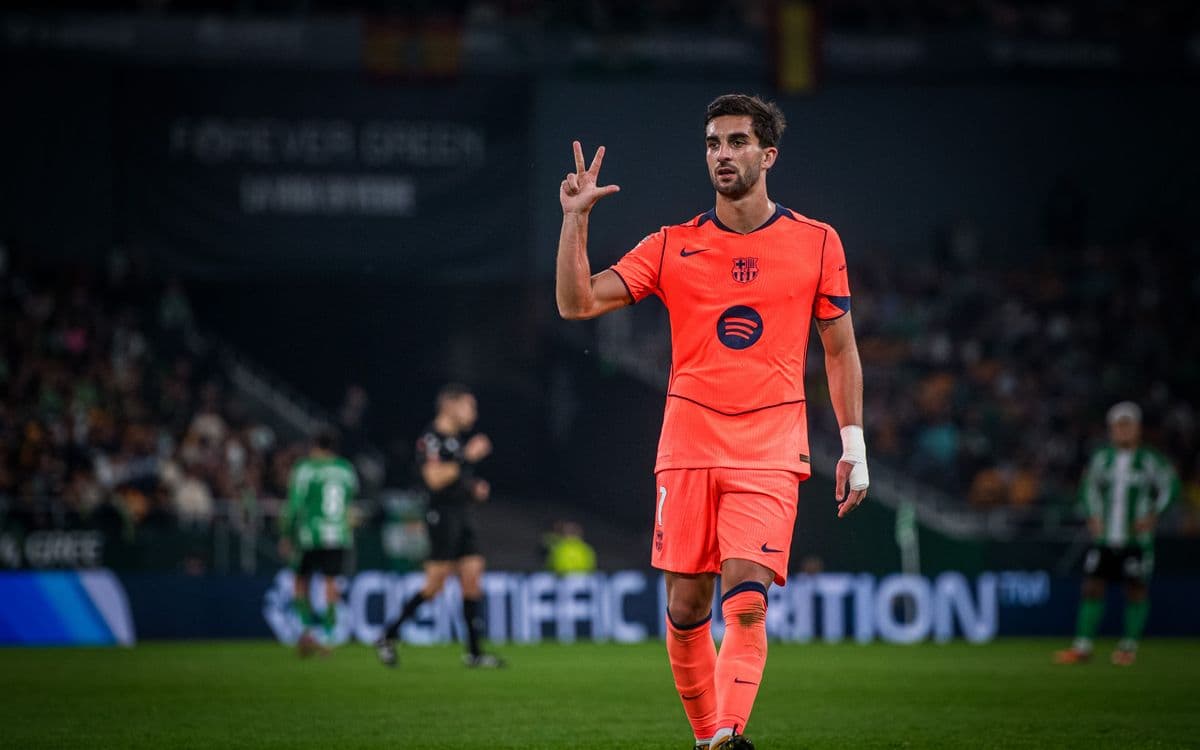 Jugador de Barcelona señalando durante el partido