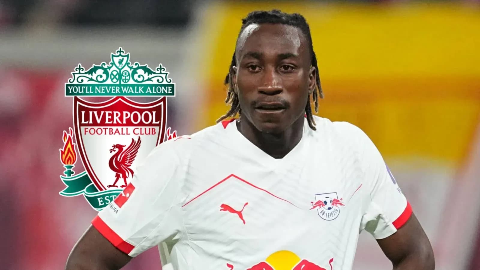 Jugador de RB Leipzig frente al logo de Liverpool