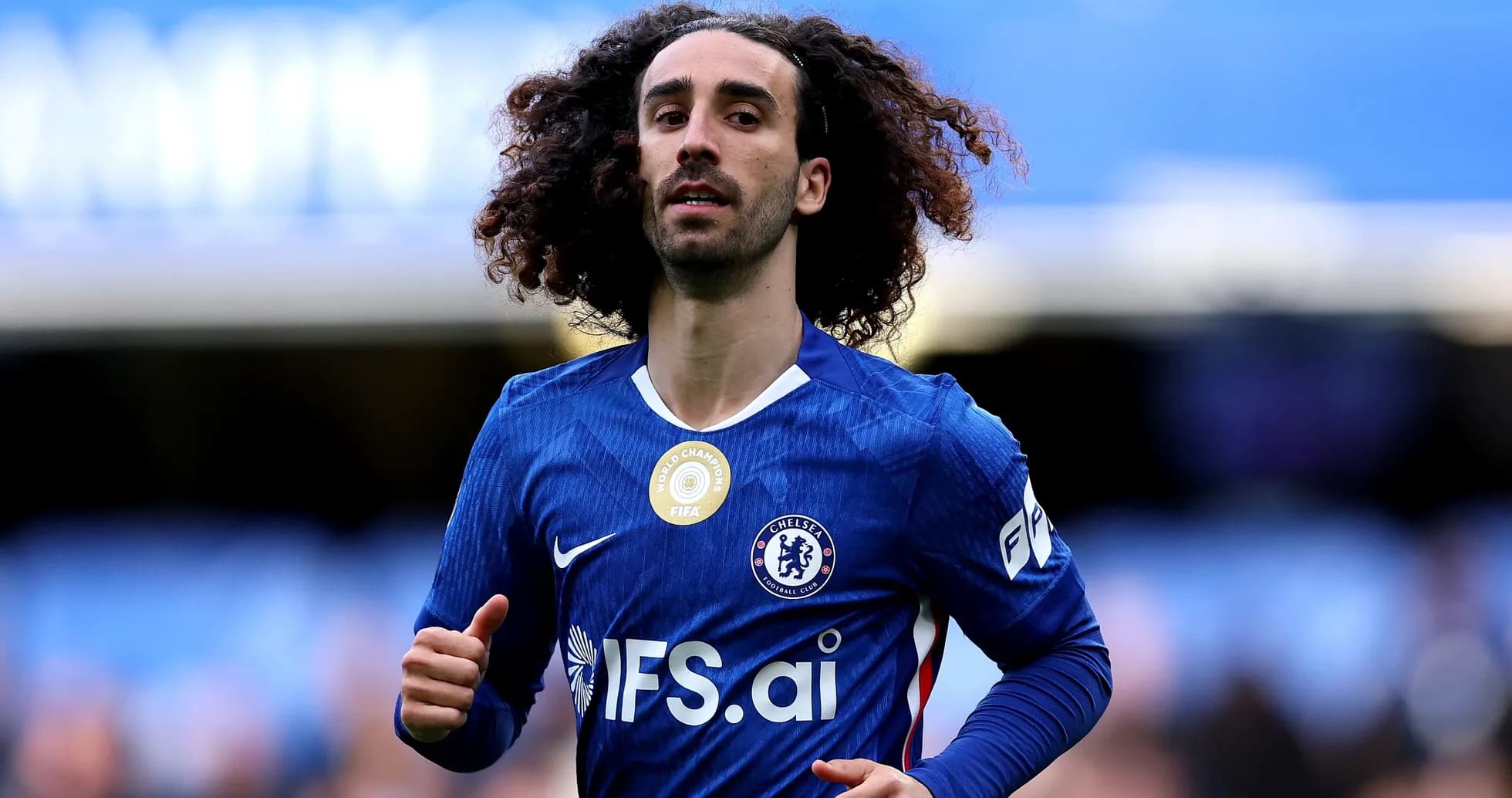 Jugador del Chelsea corriendo en el campo