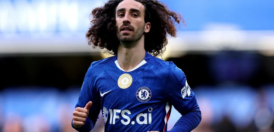 Jugador del Chelsea corriendo en el campo