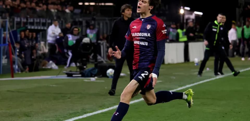 Jugador de Cagliari corriendo con el balón en campo