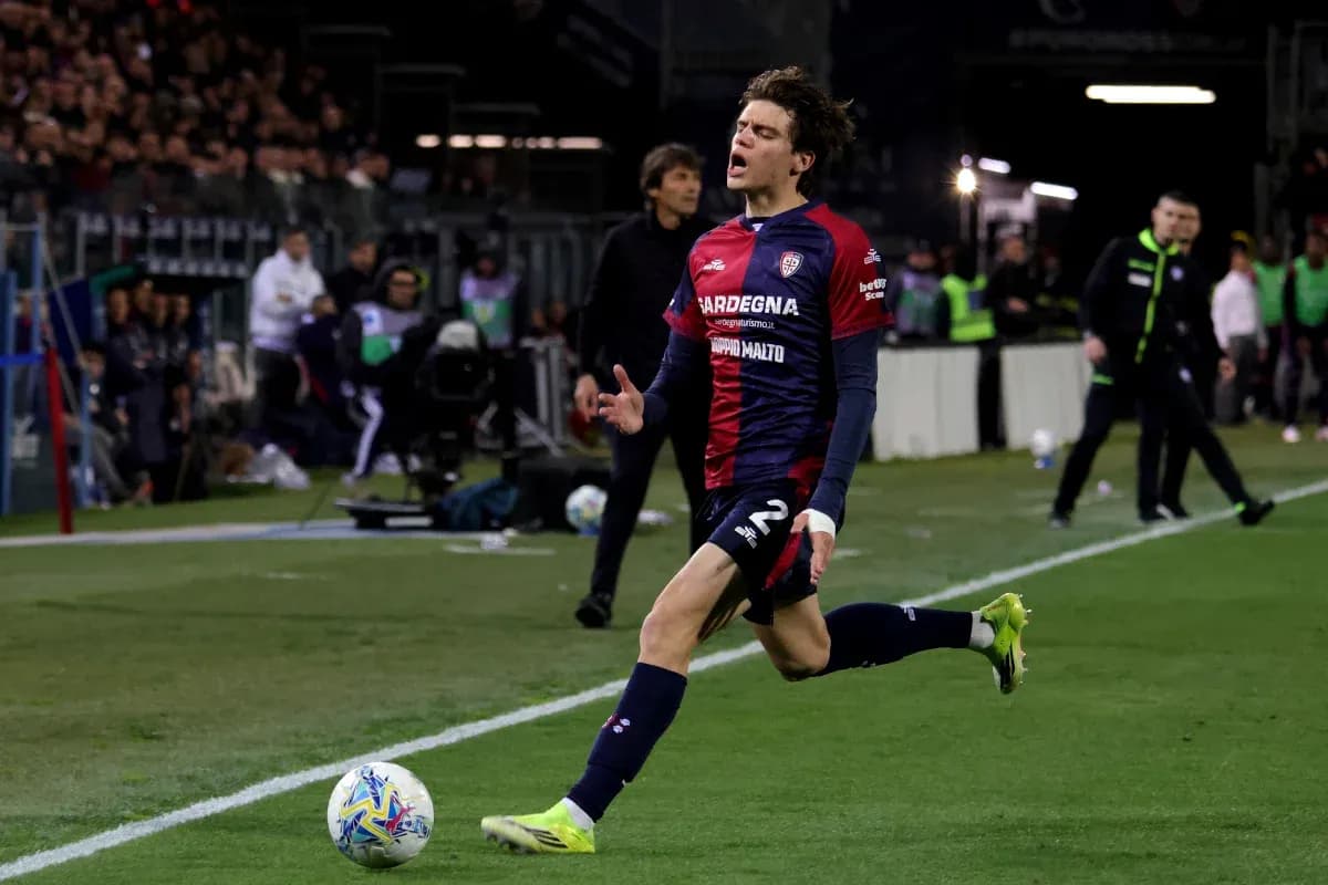 Jugador de Cagliari corriendo con el balón en campo
