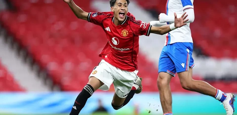 Jugador de Manchester United celebra un gol en el partido