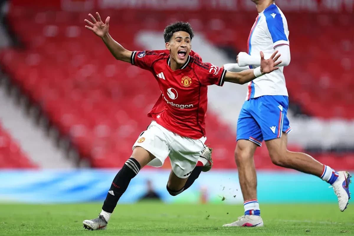 Jugador de Manchester United celebra un gol en el partido