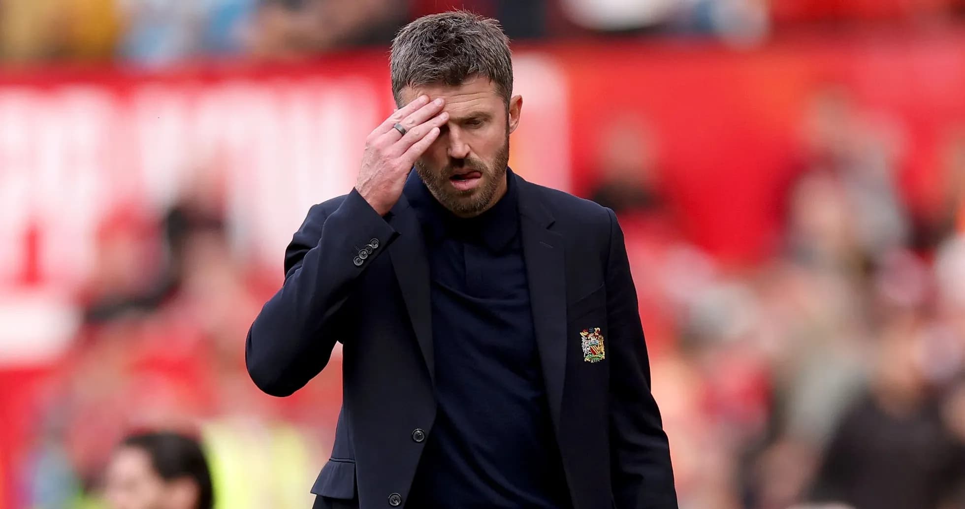 Entrenador preocupado durante un partido en el estadio