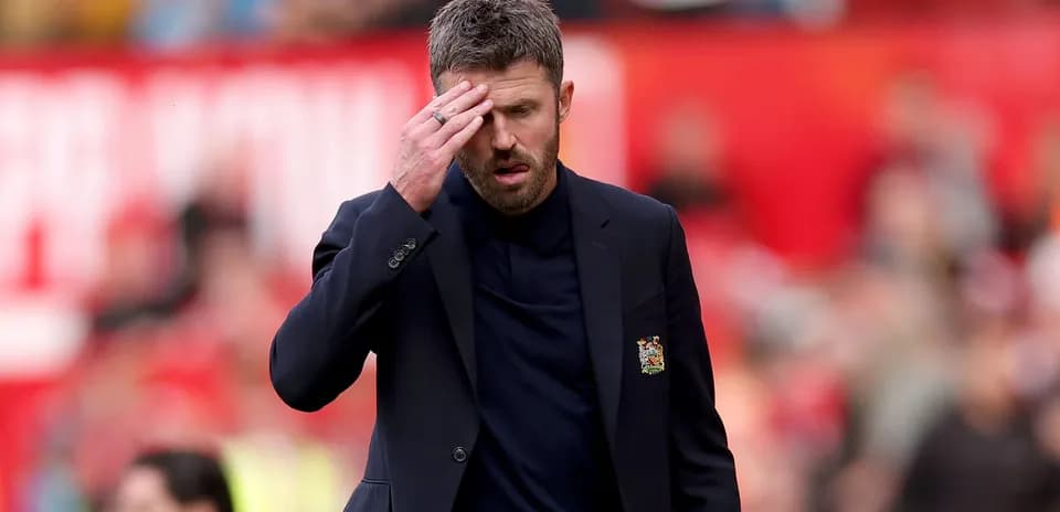 Entrenador preocupado durante un partido en el estadio