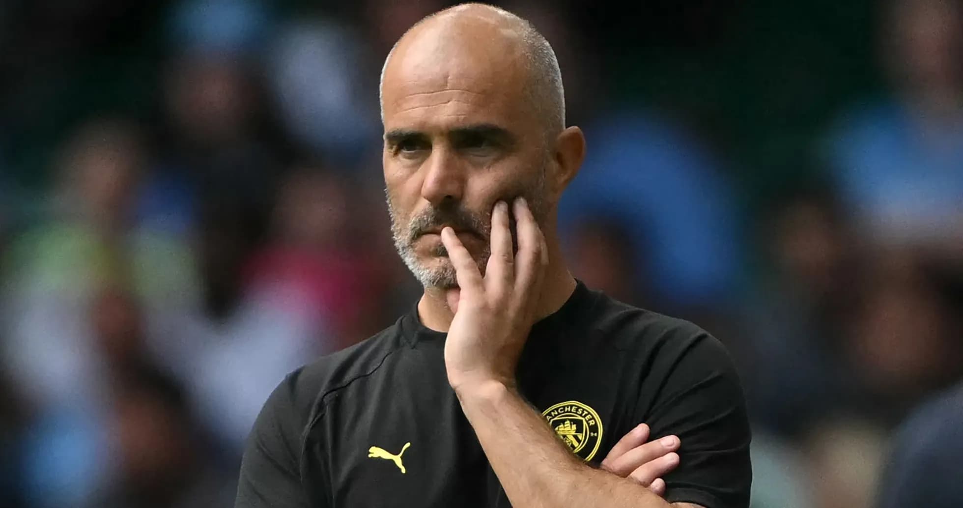 Entrenador de pie con mano en la cara