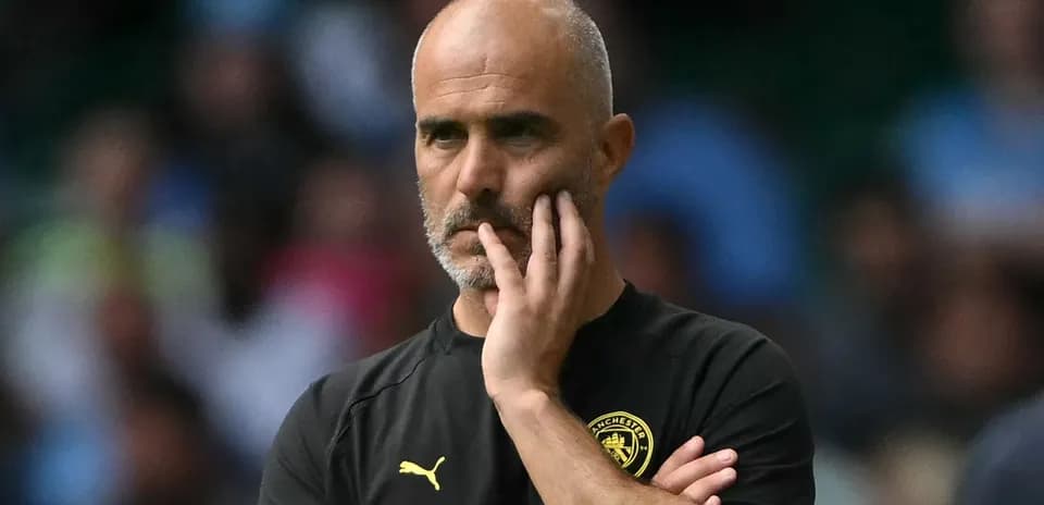 Entrenador de pie con mano en la cara