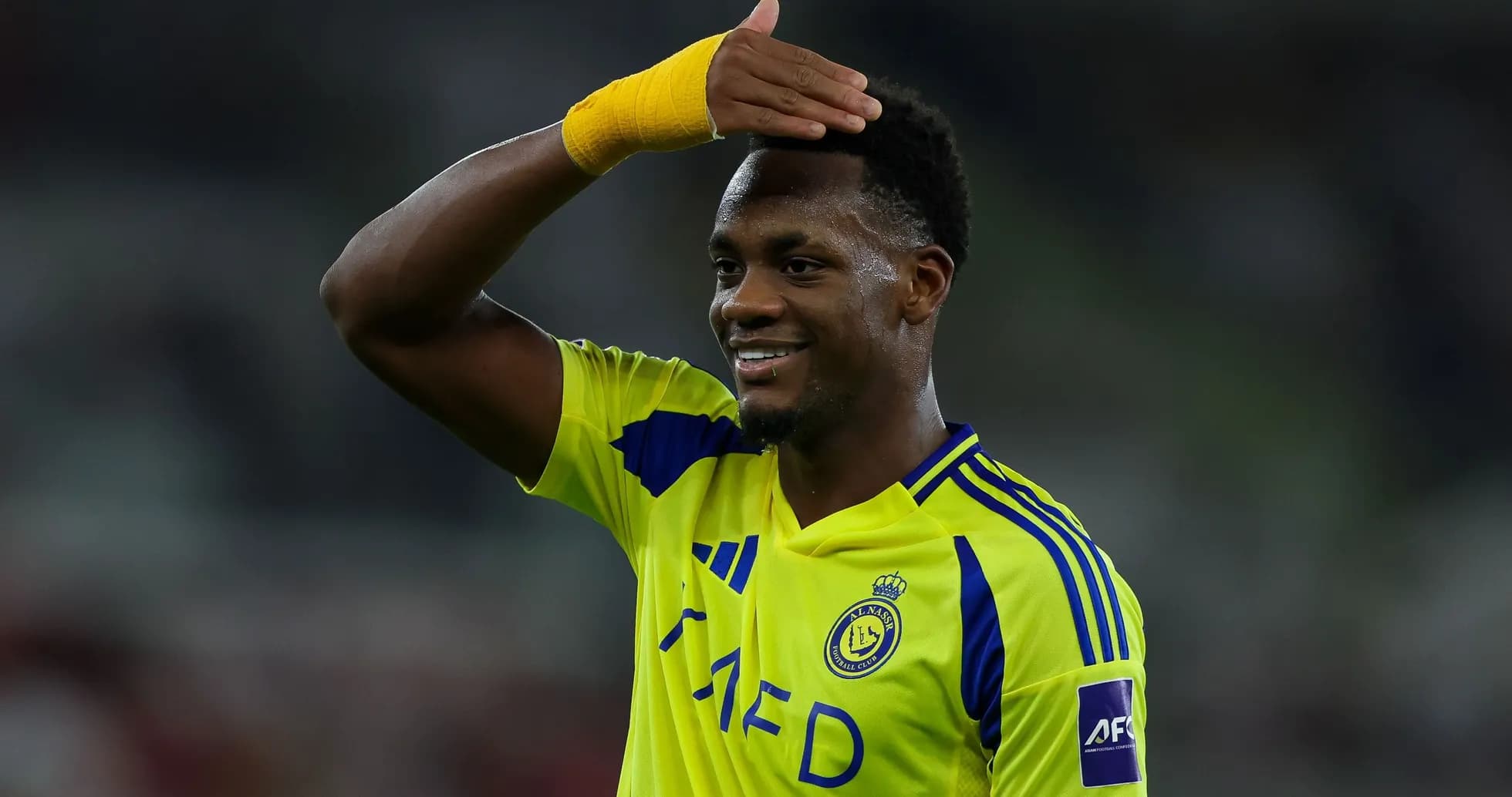 Jugador de Al Nassr saludando tras partido