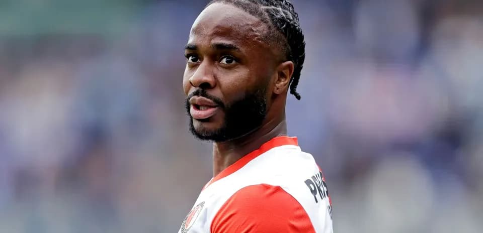 Jugador mirando durante un partido de fútbol