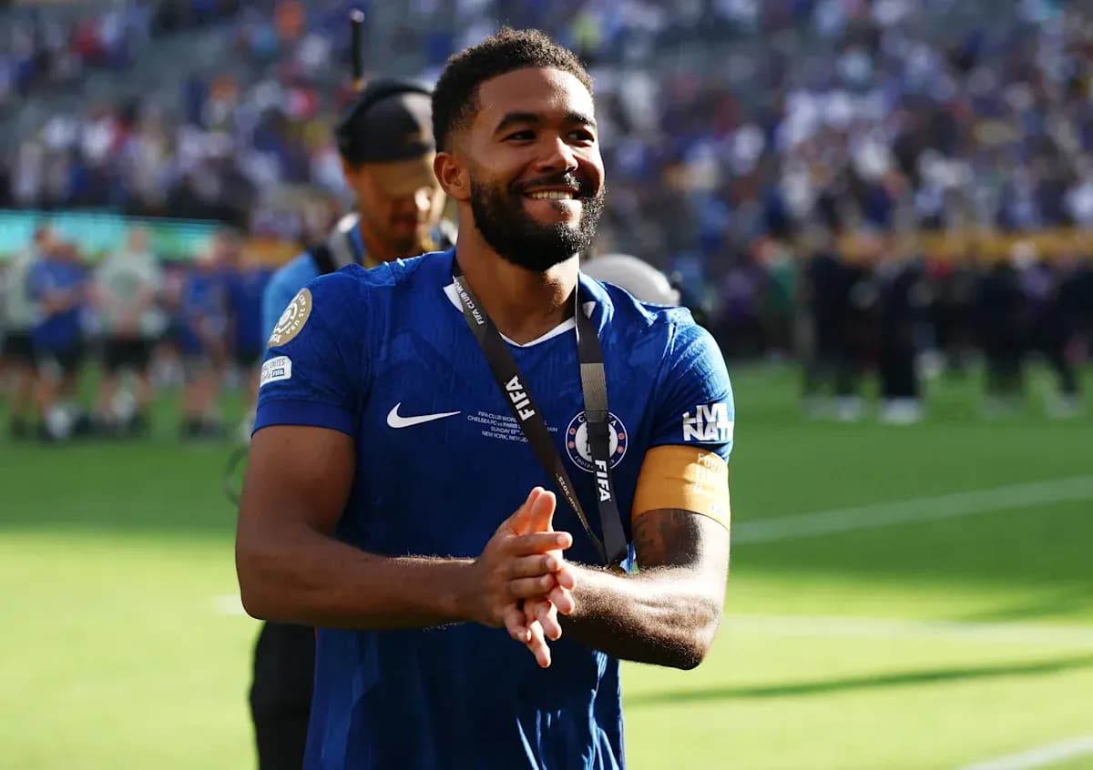 Jugador de Chelsea aplaudiendo en el campo
